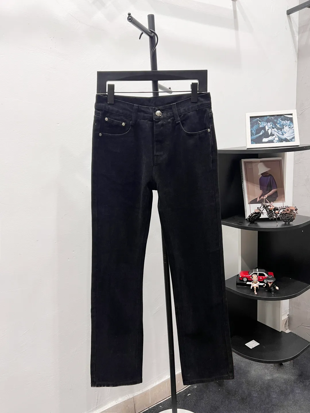 P210 Chrome Hearts Solid color black logo letter logo micro-flared straight-leg men's and women's jeans trousers Super modified leg shape A pair of magic pants with leg-drawing effect Chrome Hearts original washed stretch fabric Customized hardware logo Color: black Size: 28 30 32 34